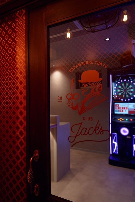 Jacksのロゴがある入口とダーツマシン