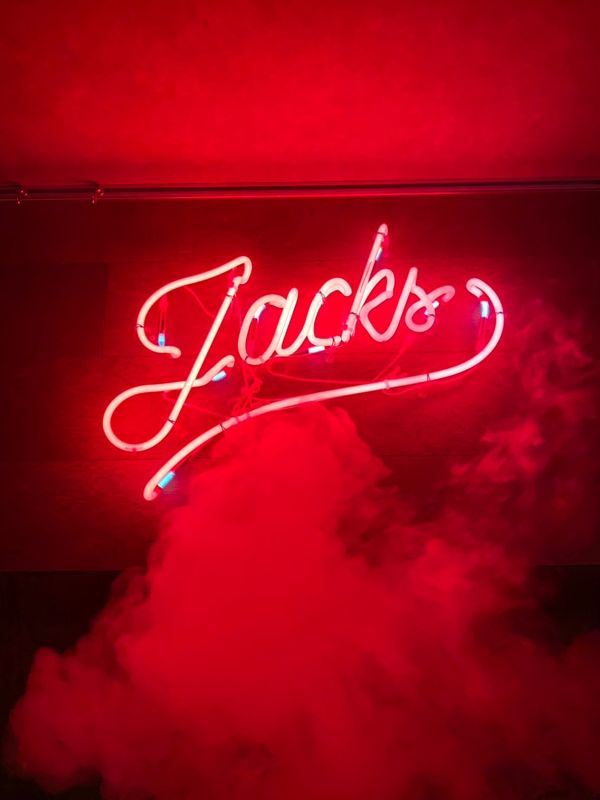 赤いネオンのJacksのサイン
